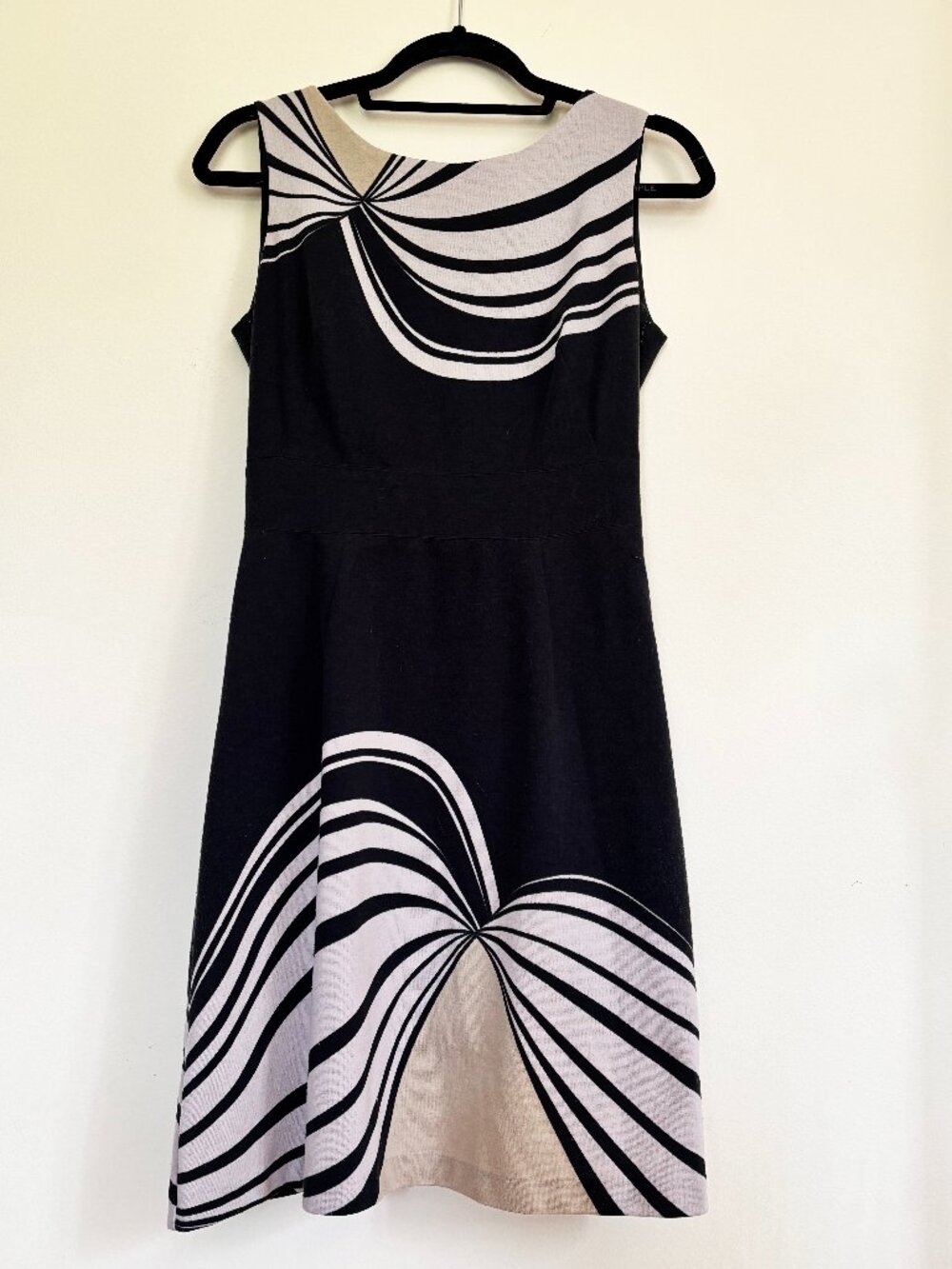Donna Ricco Midi Shift Dress with Gray, Tan and White Graphic Pattern. Size 6